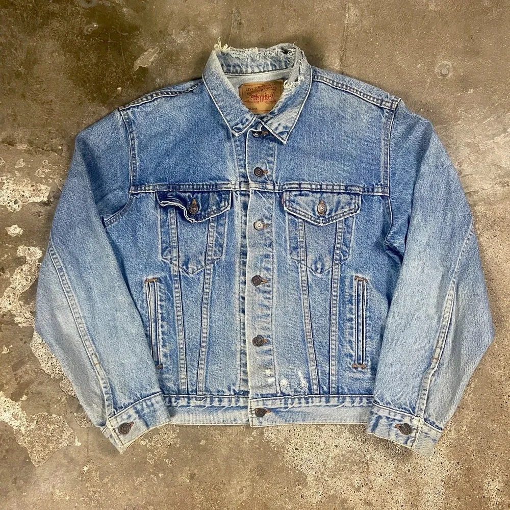 Levi's Jean Jack Size 40 Blue Denim Medium Wash Distressed Button Down